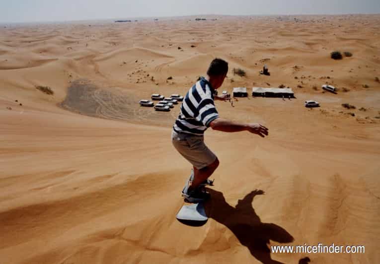 Dubaï aventure dans le désert avec sandboard le matin GetYourGuide