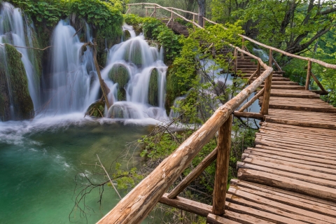 Van Zagreb: Plitvice Lakes National Park Tour met kaartjesZagreb: Nationaal park Plitvicemeren en Rastoke-tour