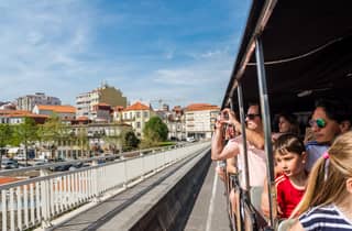 Porto: Stadtführung mit dem Zug, Flussfahrt und Weinkeller