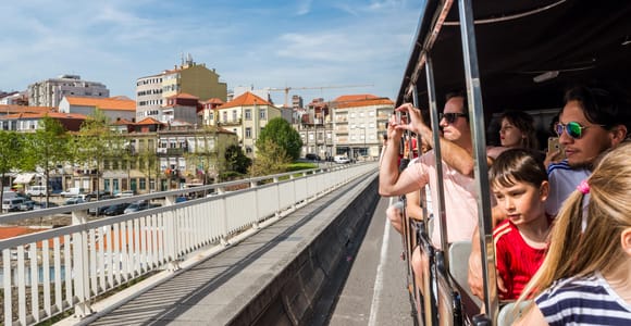Porto: Stadtführung mit dem Zug, Flussfahrt und Weinkeller