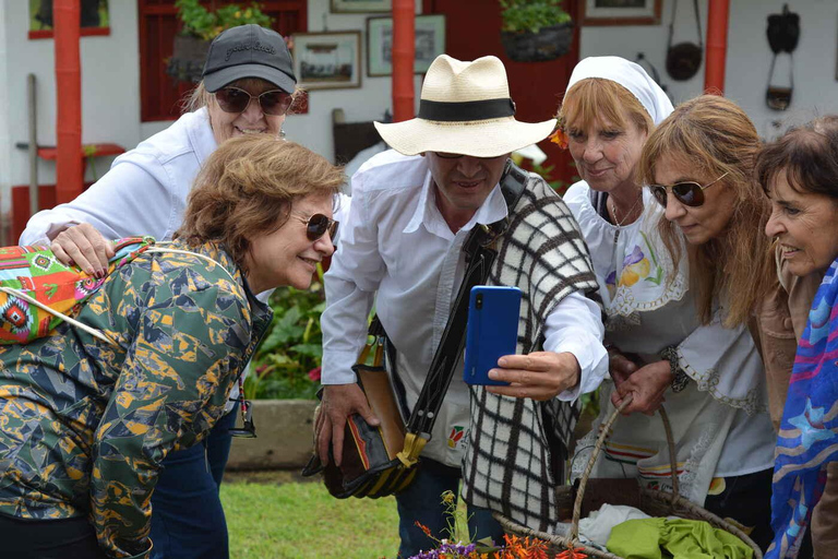 From Medellín: Santa Elena Silleteros Tour with Snacks