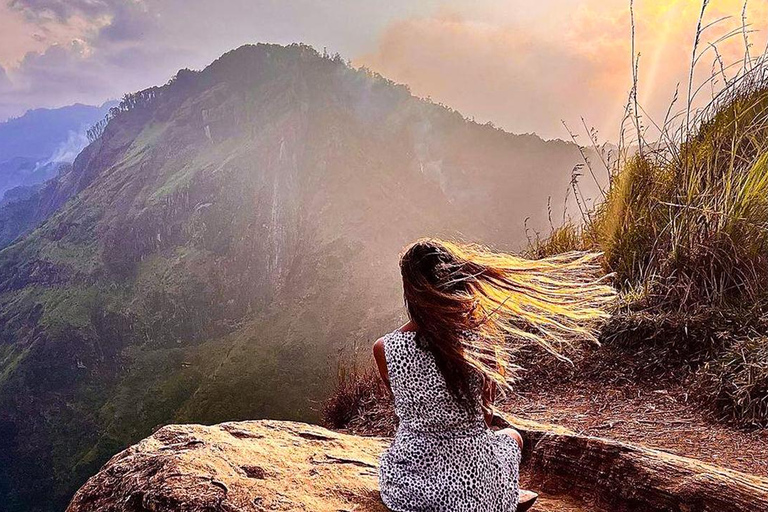 Ella: Passeio de Tuk Tuk ao pôr do sol com caminhada no Pico do Pequeno Adão