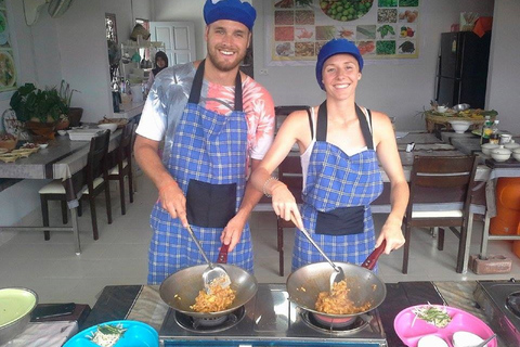 Phuket: aula de culinária tailandesa fácil de meio dia e excursão ao mercado localPhuket Easy Thai Cooking: aula de 4 horas e excursão ao mercado local