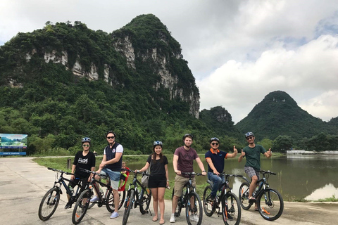 Hoa Lu och Tam Coc med cykeltur och familjebesökTur i liten grupp