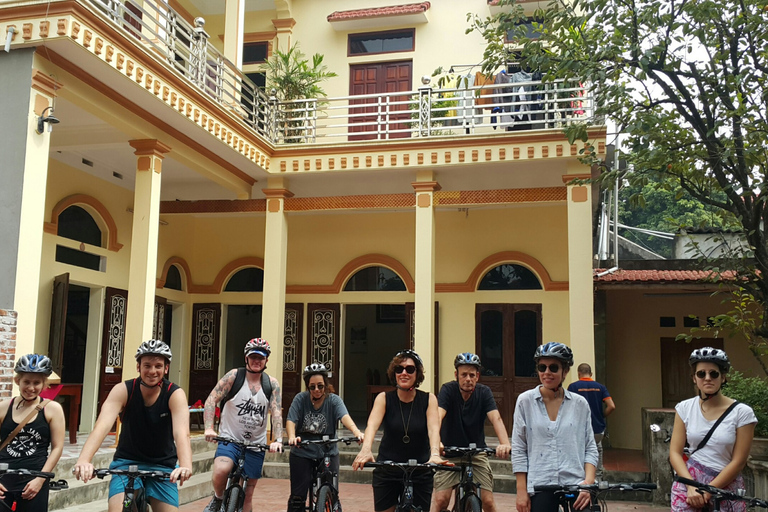 Hoa Lu och Tam Coc med cykeltur och familjebesökTur i liten grupp