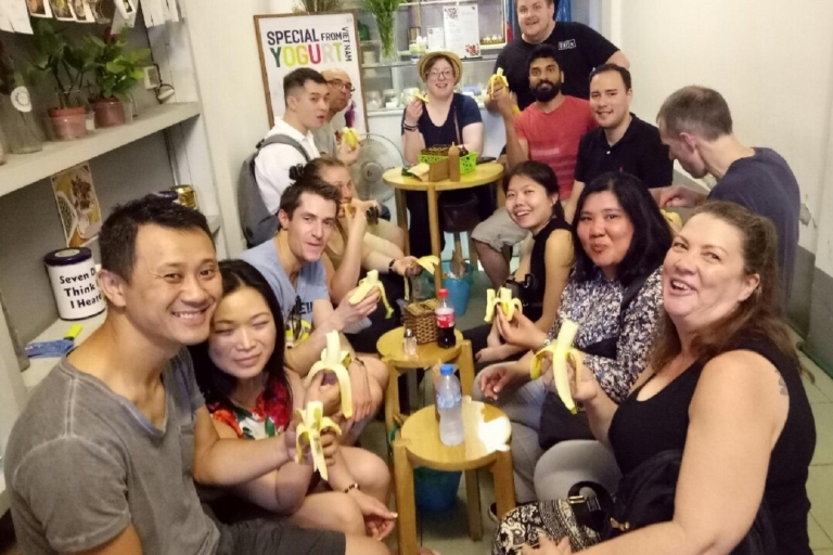 Descubre la comida callejera de Hanoi por la noche