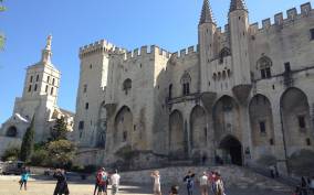 From Marseille: Full-Day Avignon, Gordes and Roussillon Tour