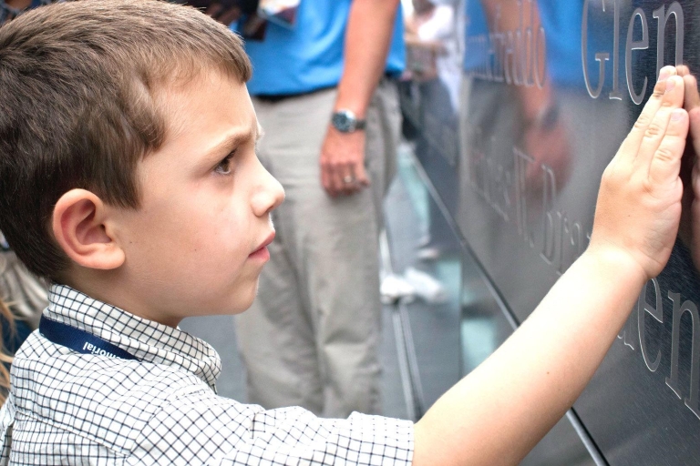 NYC: Ground Zero kindvriendelijke tour met ticket voor 9/11 MuseumFamilietour in het Spaans met ticket voor 9/11 Museum
