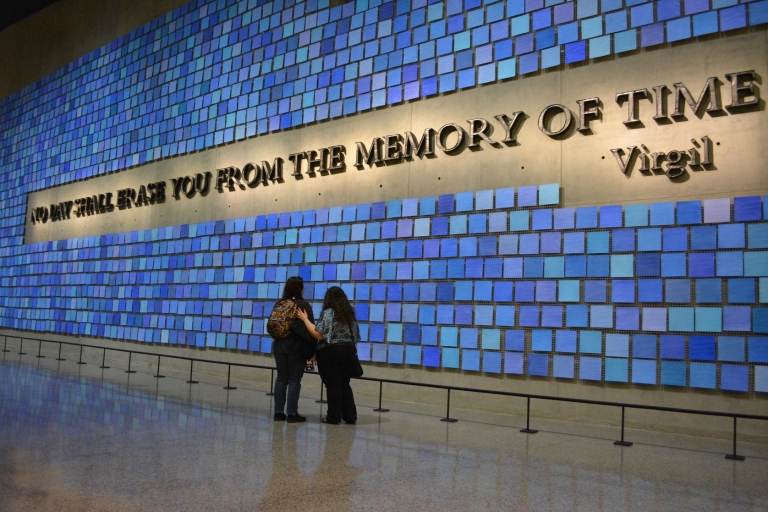 NYC: Ground Zero kindvriendelijke tour met ticket voor 9/11 MuseumFamilietour in het Frans met ticket voor 9/11 Museum