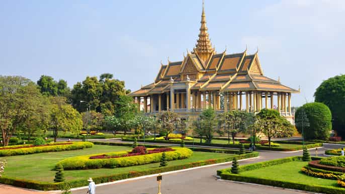 half day royal palace national musuem and wat phnom tour
