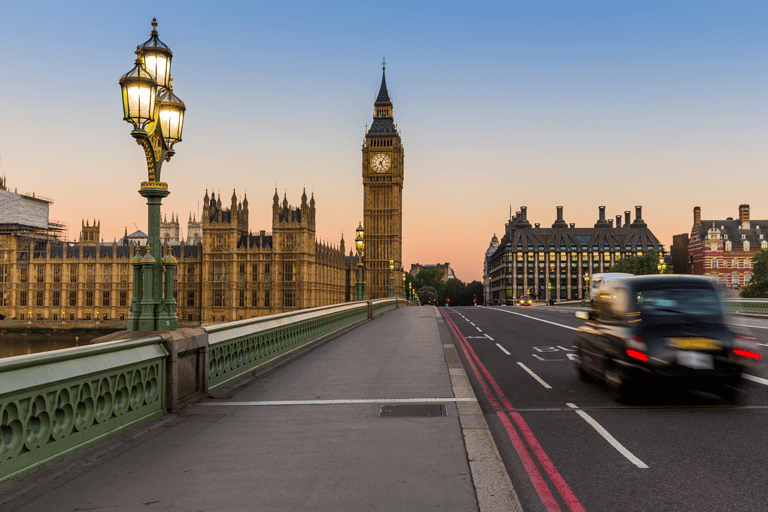 Tour della città dal centro di Londra a Cambridge: Viaggio privato di andata e ritornoMercedes Vito a 8 posti