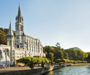Lourdes: Private Guided Tour in the Sanctuary