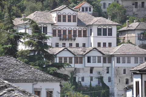 Desde Tirana: tour de día completo a Gjirokastra