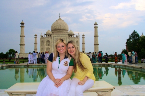Desde Delhi: Excursión al Amanecer del Taj Mahal en CocheSólo transporte y guía turístico