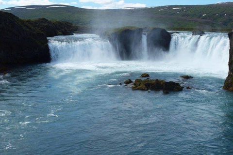 Från Akureyri: Goðafoss vattenfall och tur i skogslagunen