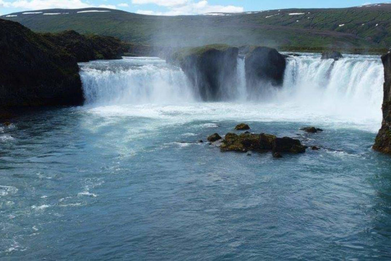 Au départ d&#039;Akureyri : visite des chutes d&#039;eau de Goðafoss et de la lagune forestière