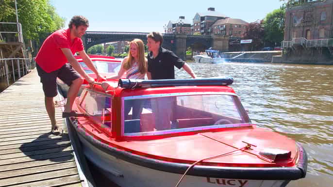 selbstfahrende rote boote