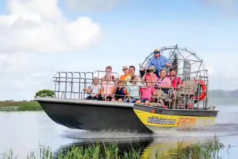 Orlando, Florida Wild Florida Airboat Ride med transport och lunch