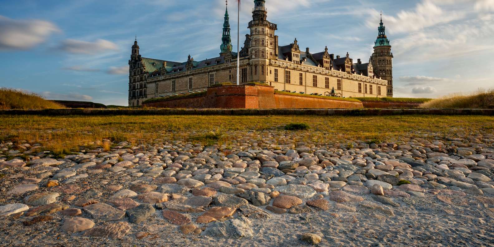 Eksklusiiviset linnaesitykset Hamlet's Kronborg & Frederiksborgista |  GetYourGuide