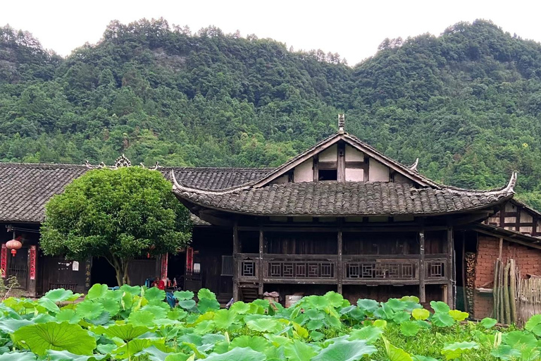 Zhangjiajie: Tujia Village & Sandstone Art Workshop Tour Guide for Chinese or English