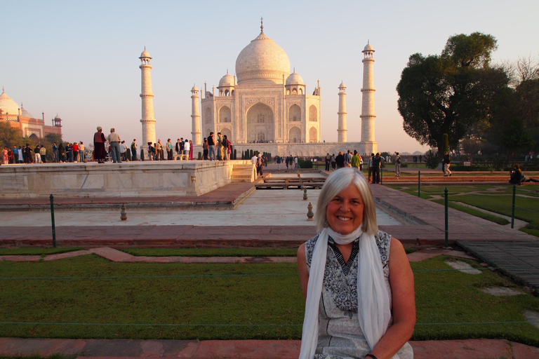 Delhi: Private Taj Mahal Sunrise Same Day Tour with Transfer A/C Car + Tour Guide only