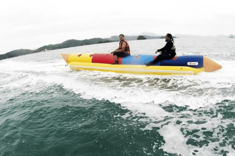 Langkawi: Aktivitäten am Strand von CenangParasailing auf dem Boot