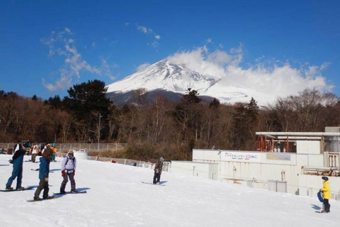 Depuis Tokyo : Excursion d&#039;une journée au Fuji Mountain Ski et Hot SpringForfait complet de ski à la gare de Tokyo.