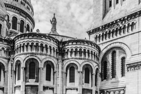 Paris: Experience the romance of Montmartre on a walk with a pro photographer Paris: Experience romance in Montmartre, a walk with a photographer in English