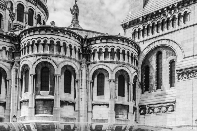 Paris: Experience the romance of Montmartre on a walk with a pro photographer Paris: Experience romance in Montmartre, a walk with a photographer in English