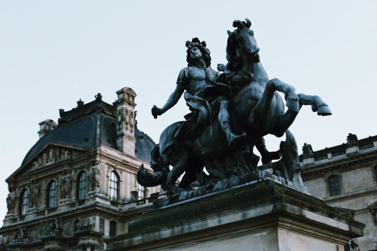 Parijs: City Walk en het Louvre Museum TourTour met kleine groepen in het Engels