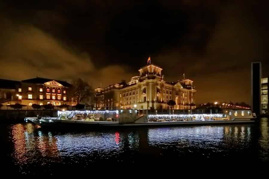 Berlin: Abendliche Spreefahrt zur Weihnachtszeit. Foto: GetYourGuide