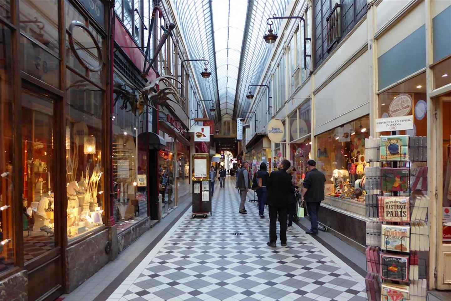 Paris: 2-Hour Passages Private City Tour in German