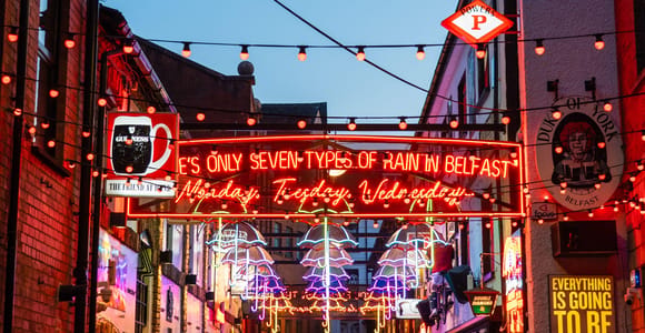 Belfast: Guided Walking Tour with Trivia and Stories