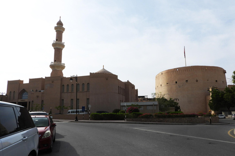 gita di un giorno intero al souq Birkat Almouz e Nizwa, al forte e Falaj Daris.(GIORNALIERO) gita di un giorno intero al souq di Nizwa e Castel, Falaj Daris