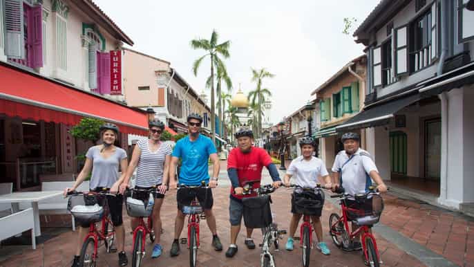 excursão de bicicleta para grupo pequeno em cingapura com um guia local