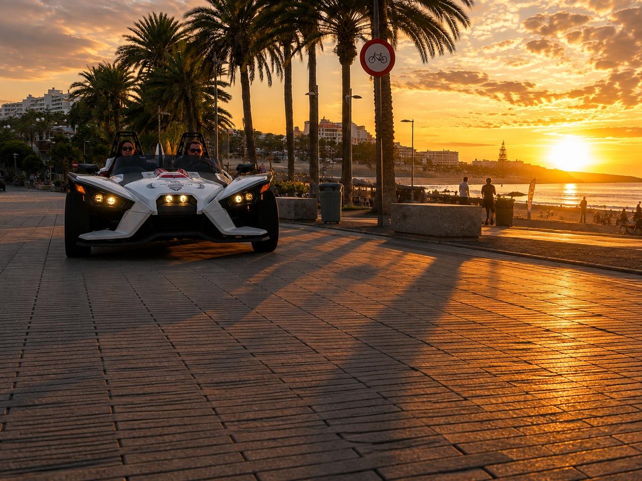 Teneriffa: Slingshot-Selbstfahrertour durch die Stadt bei Sonnenuntergang