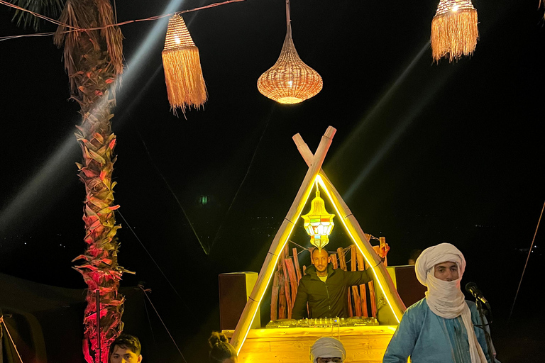 Marrakesch: Dinner-Show in der Wüste Agafay, Kamelritt und 1 Stunde BuggyfahrtMarrakech: Agafay Wüsten-Dinner-Show und Kamel-Ritt