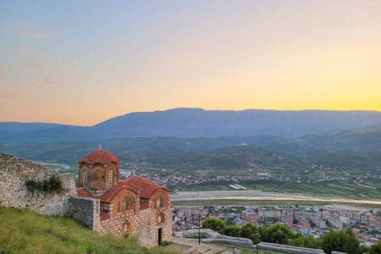 Visite d'une jounée de Tirana à Berat avec visite facultative d'un domaine viticoleVisite quotidienne de Berat