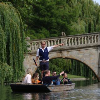 Cambridge: Guided Shared River Punting Tour
