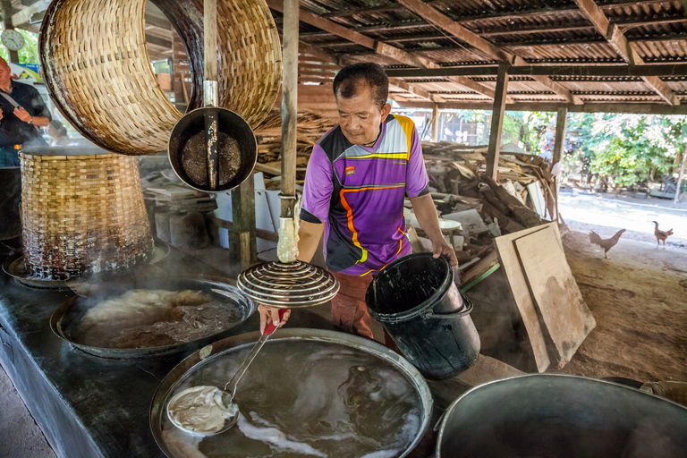 From Bangkok: Damnoen Saduak Floating Market Tour One way Hotel Pickup Option