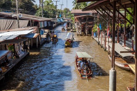 Van Bangkok: drijvende markt Damnoen Saduak
