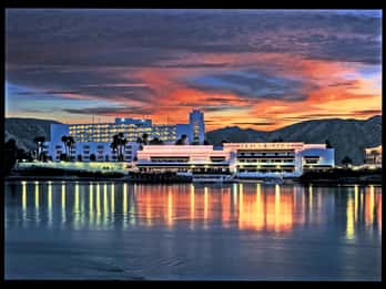 Ab Las Vegas: Glücksspiel und Shopping in Laughlin Ab Las Vegas: Glücksspiel und Shopping in Laughlin