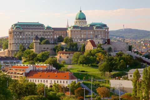 buda castle walking tour in spanish