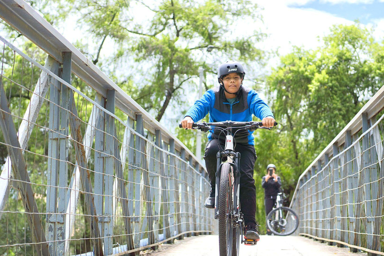 Cuenca: Rivers Bike Tour with Artisan Ice Cream Stop