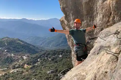 Da Estepona: Tour di arrampicata sulla Vía Ferrata di Benalauria