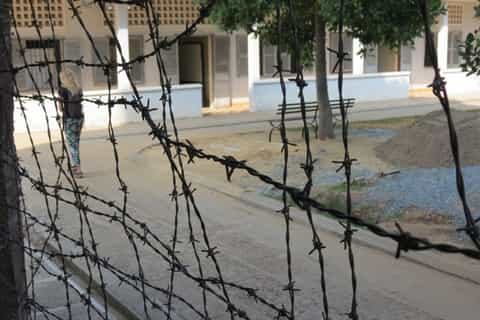 phnom penh killing fields and s21 hoponhopoff joint tour