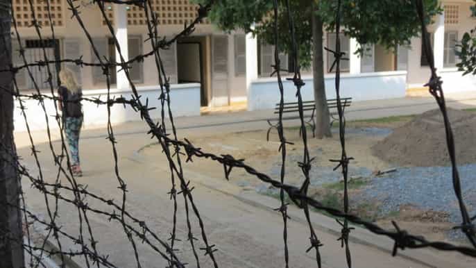 phnom penh killing fields and s21 hoponhopoff joint tour