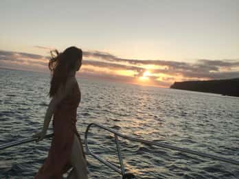 Yachttour bei Sonnenuntergang mit Essen und Weinverkostung.