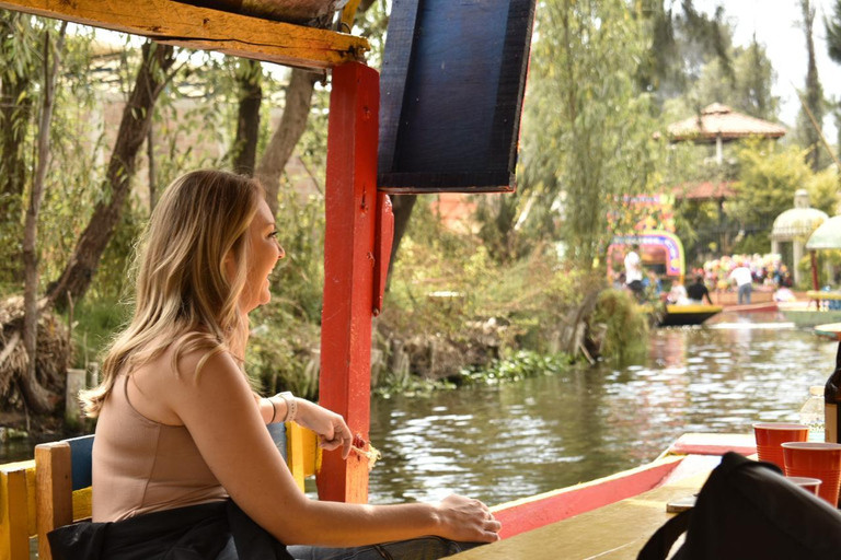 Xochimilco Mexican Fiesta com bebidas e lanches ilimitados.