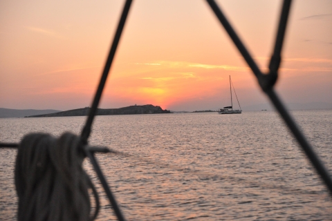 Mykonos : croisière au crépuscule pour adultes et transfertsMykonos : croisière au coucher du soleil avec apéritif
